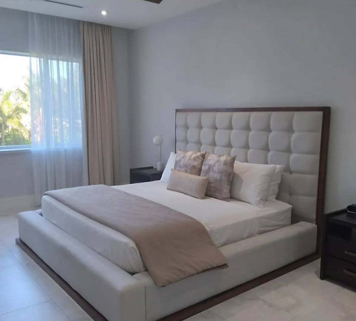Modern Condo At One Cable Beach With Balcony Nassau
