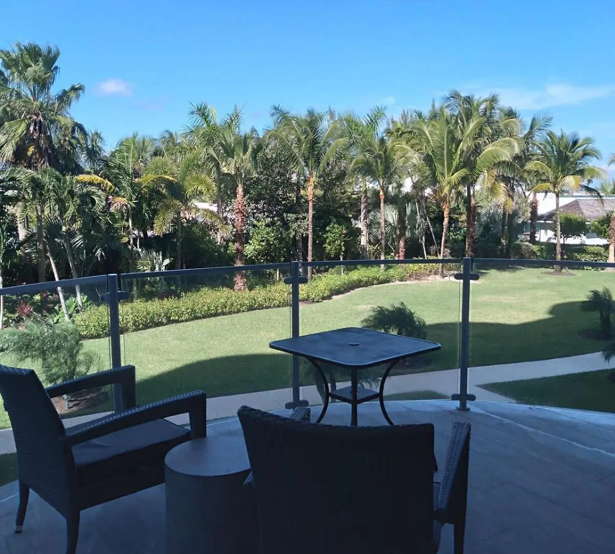Tatil Evi Modern Condo At One Cable Beach With Balcony Nassau