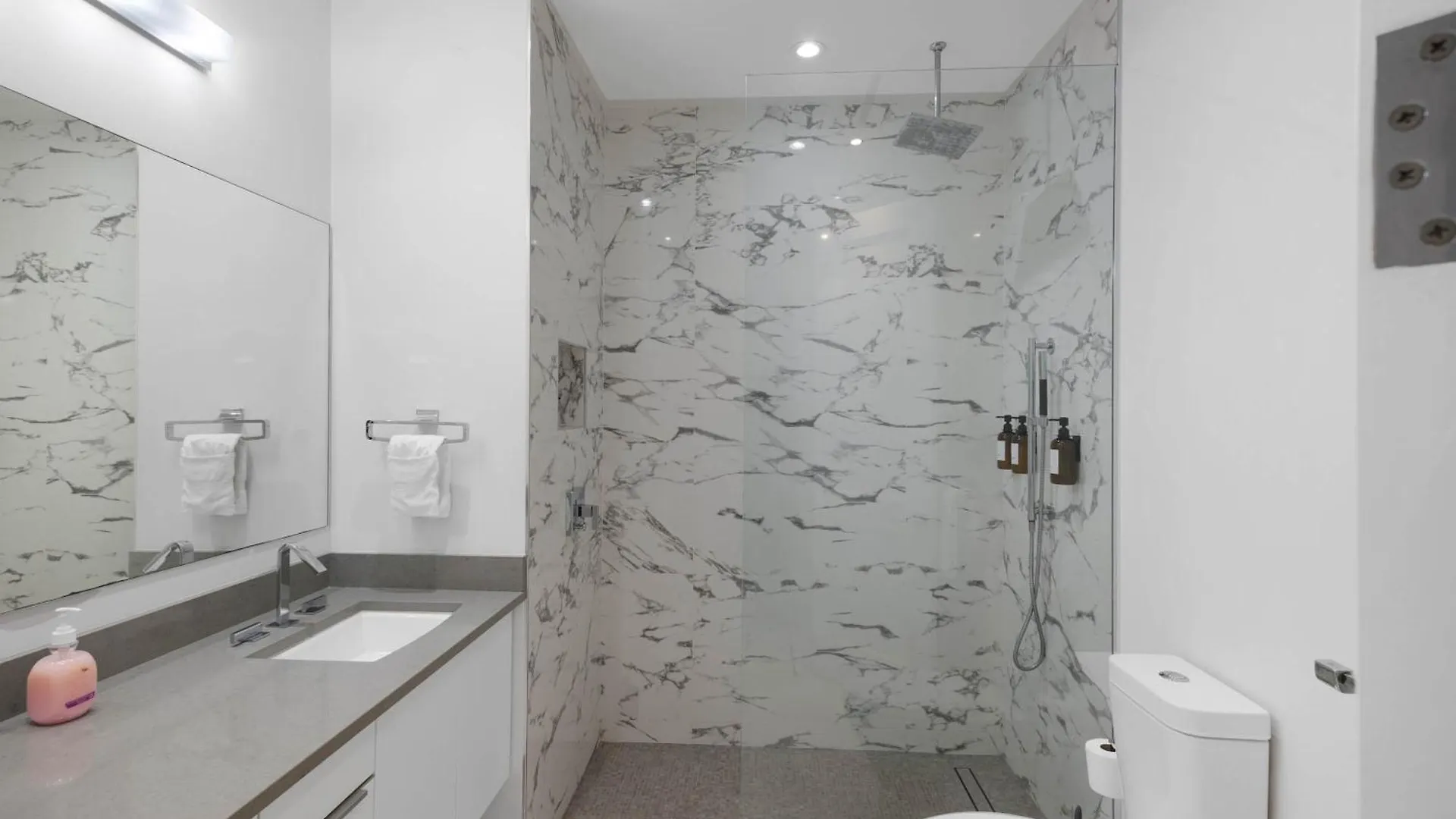 Tatil Evi Modern Condo At One Cable Beach With Balcony Nassau