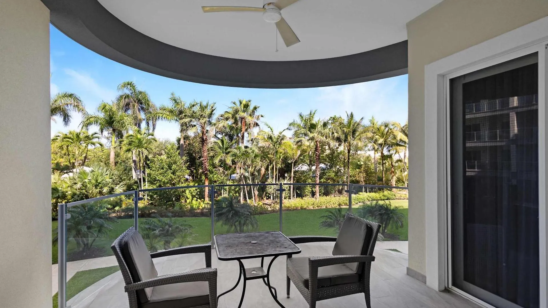 Tatil Evi Modern Condo At One Cable Beach With Balcony Nassau